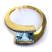 Bague or jaune et rhodié topaze bleue carrée et diamants